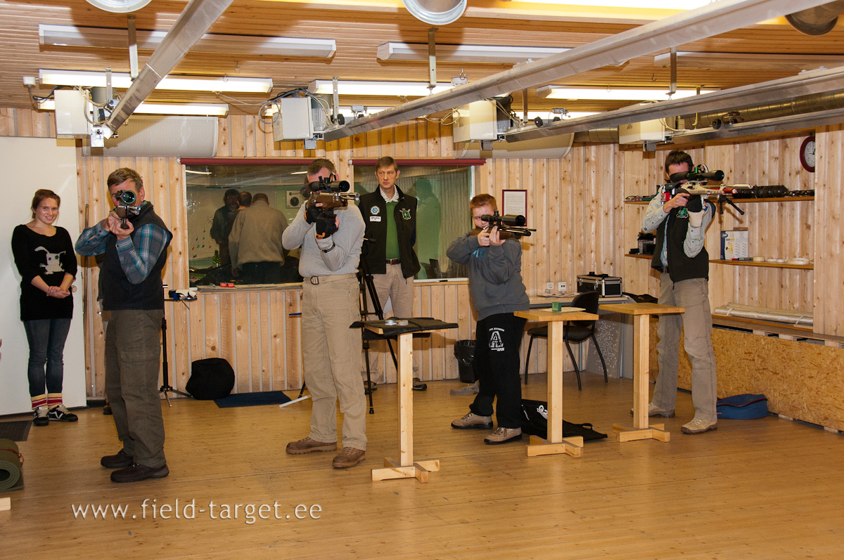 0018   Kolavad esimese ringi viimased lasud pa pah...pah! ja ennae, uks ajakirjanik piilub uksejuures...